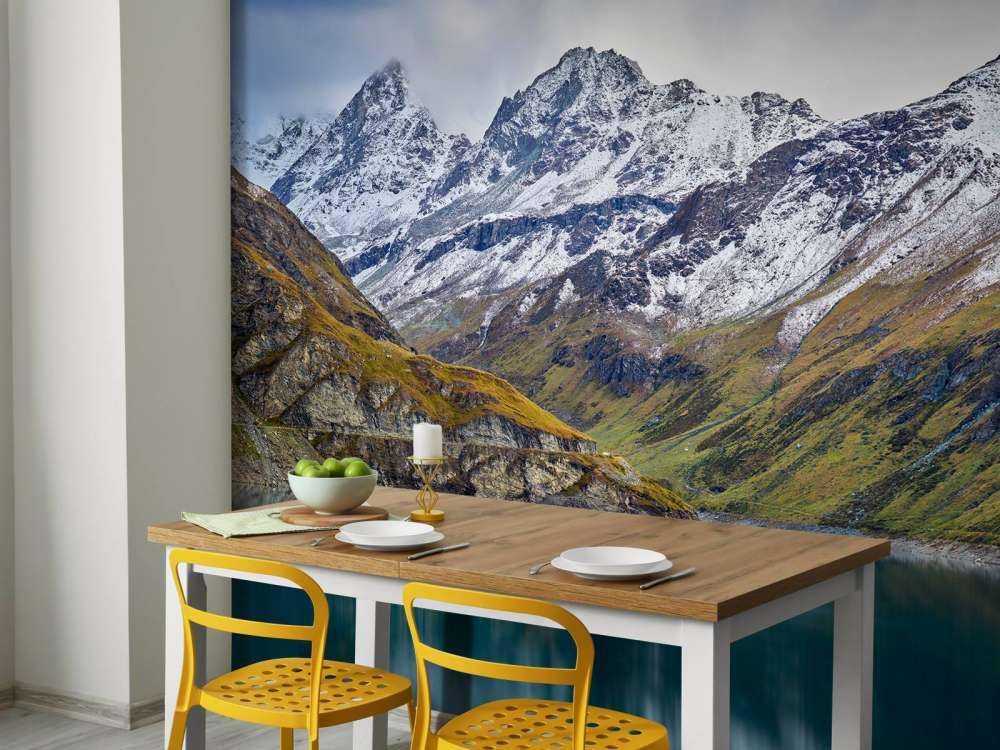 Cime di montagna con neve vicino al lago di montagna