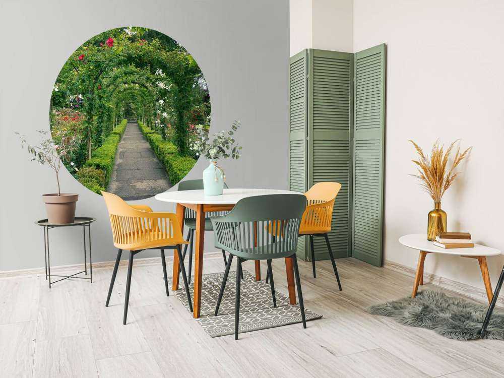 Sentiero attraverso il roseto