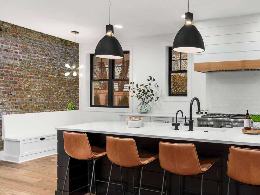 Vecchio muro di cinta in pietra con piante