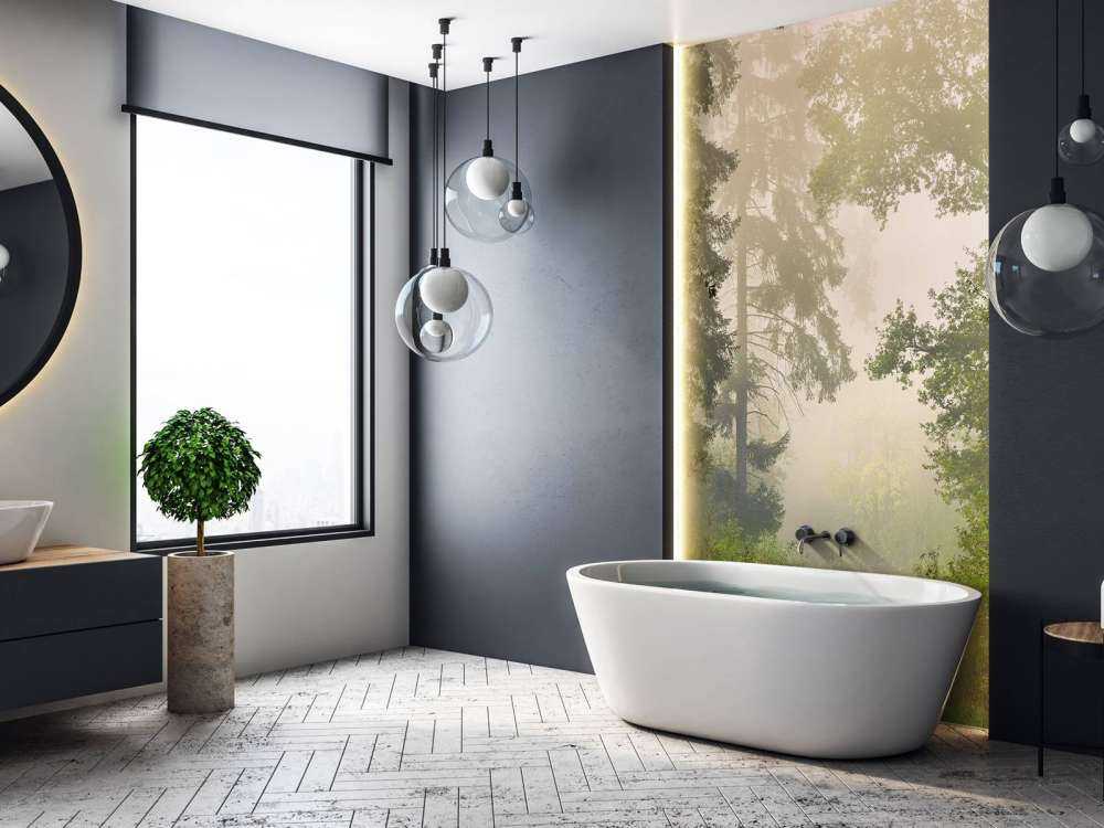 Strada attraverso la foresta nebbiosa