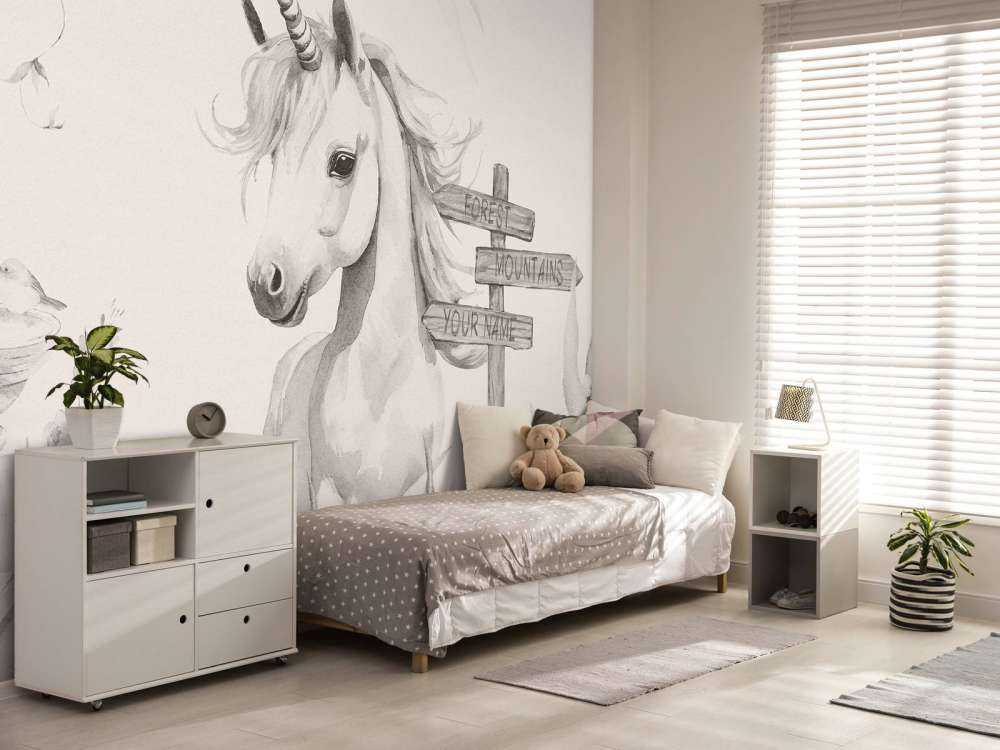 Bambino unicorno con piante beige