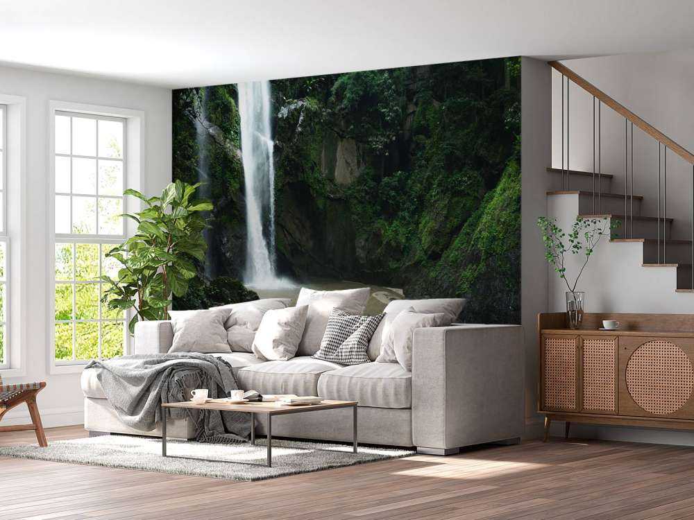 Cascata nella foresta profonda