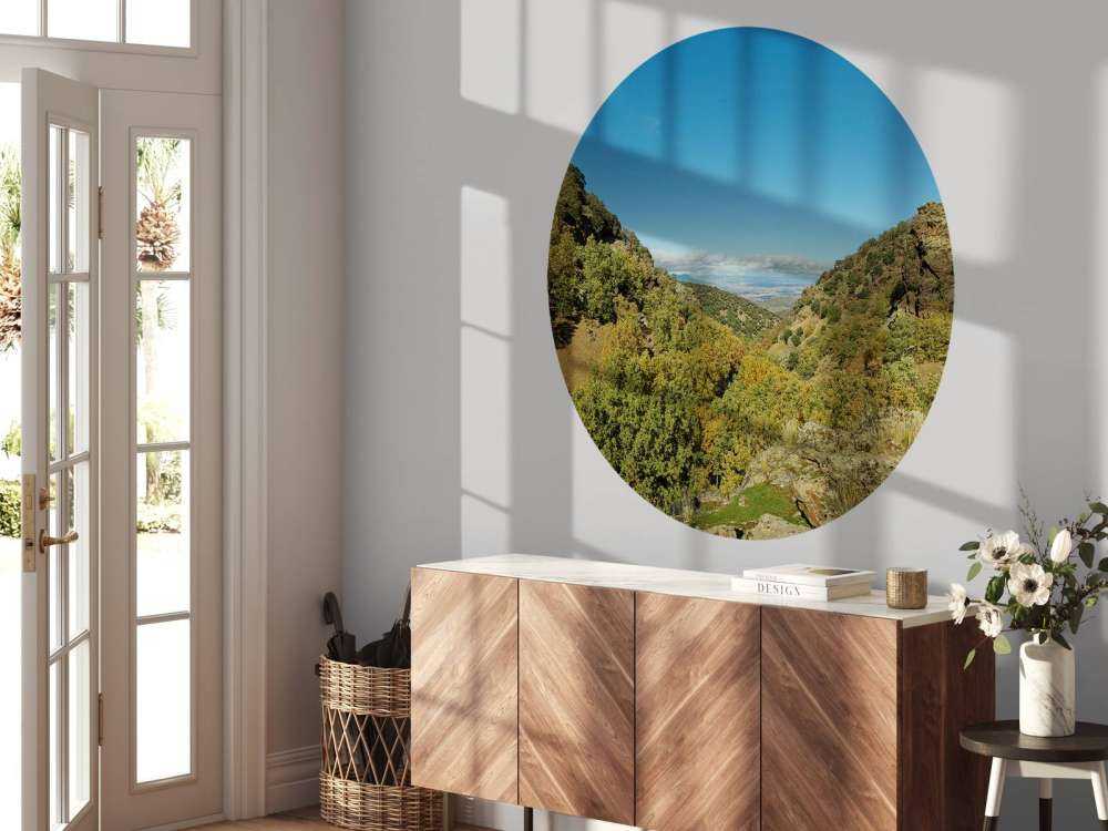 Guardando attraverso il paesaggio montano