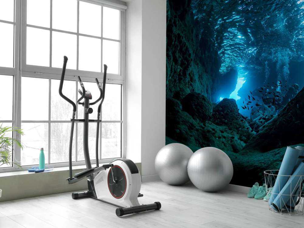 Raggi di sole in grotta subacquea