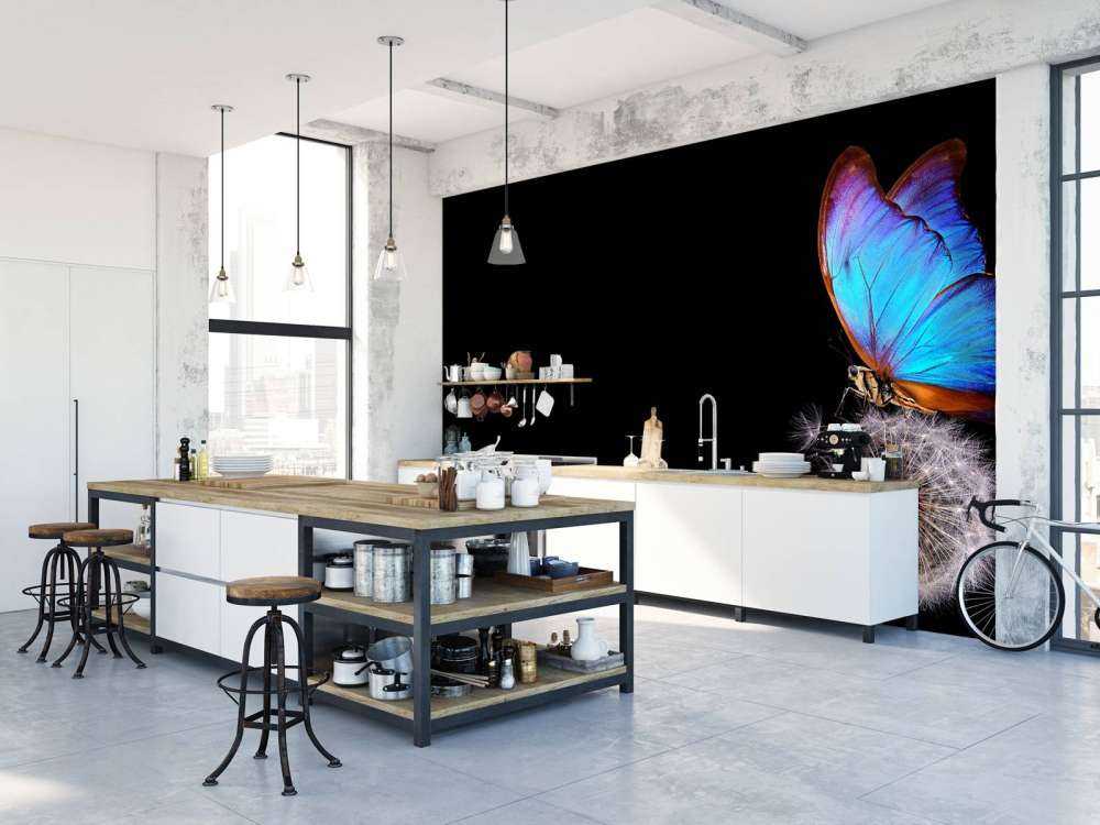 Farfalla blu su un dente di leone