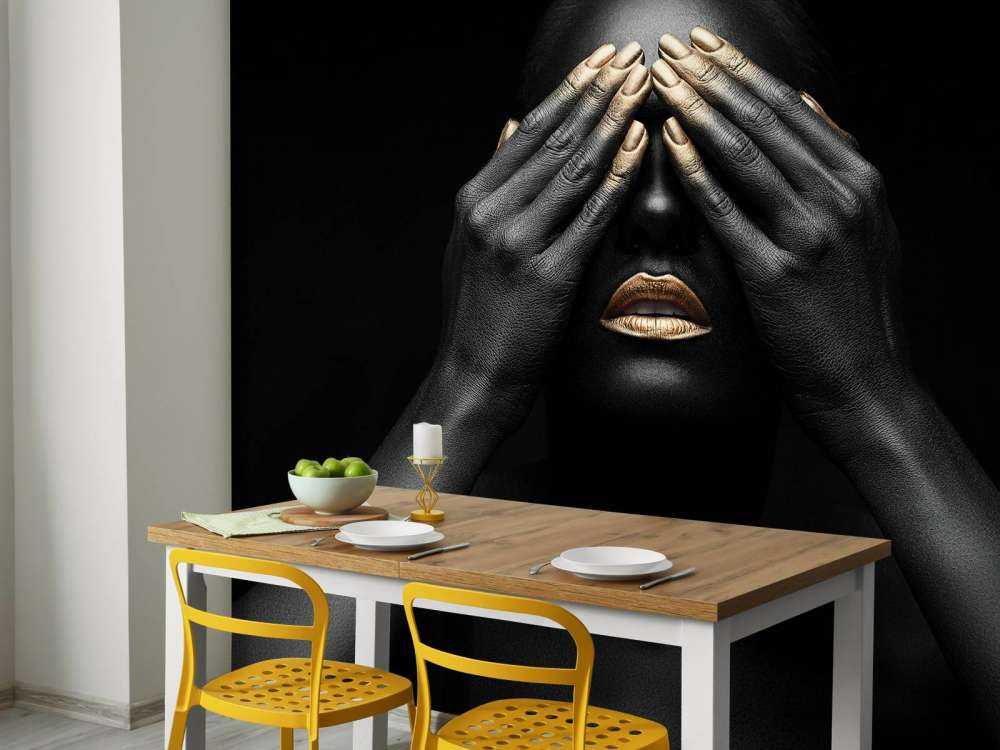 Donna con le mani davanti agli occhi