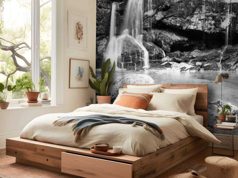 Cascata su un muro di pietra 