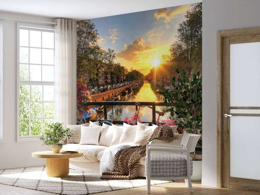 In bicicletta su un ponte con i fiori