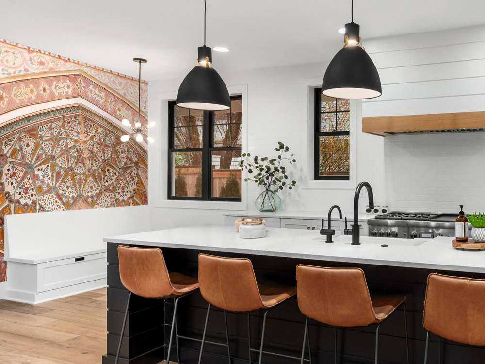 Arco indiano riccamente dipinto 