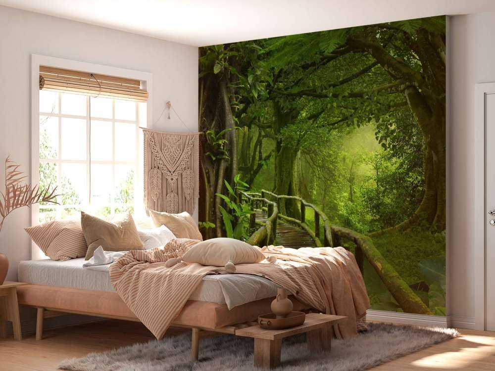 Ponte di legno attraverso una giungla verde