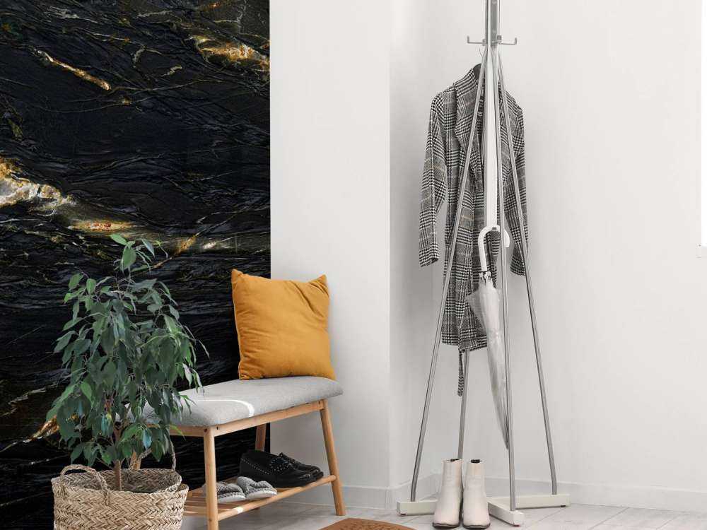 Marmo scuro con strisce