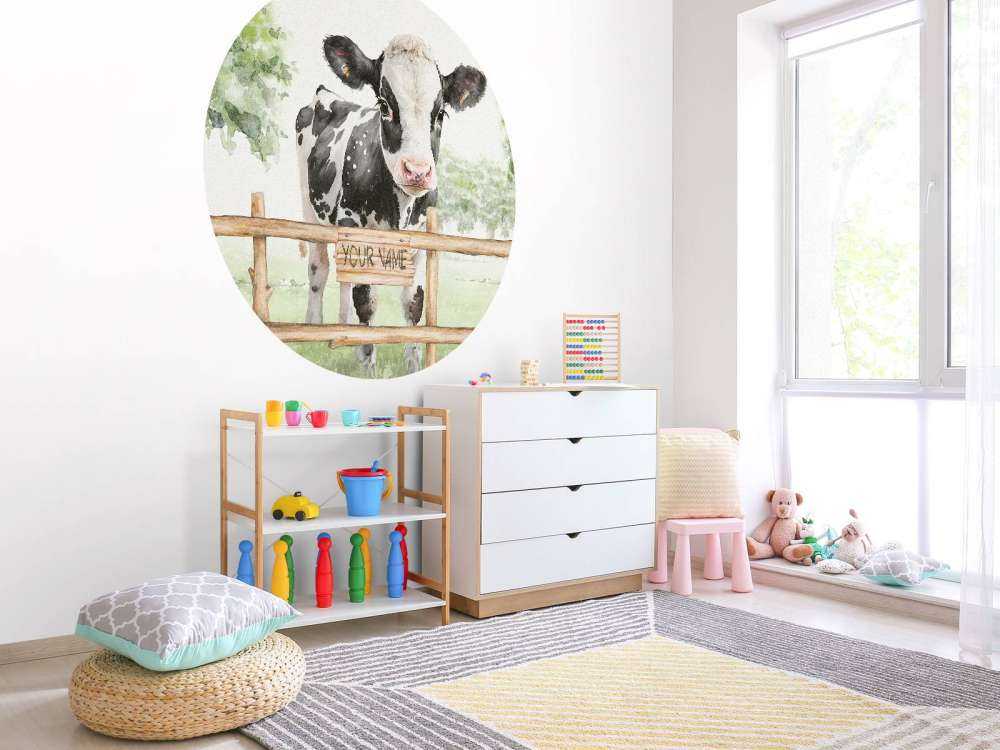 Giovane mucca in un prato