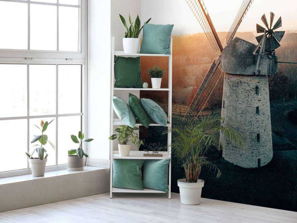 Mulino a vento in splendida luce al tramonto