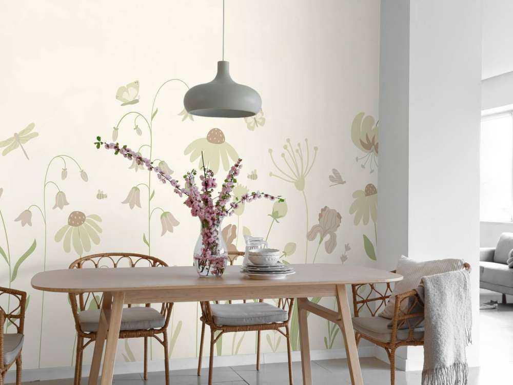 Campo di fiori alto con farfalle beige e rosa antico