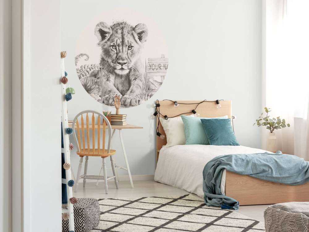 Baby leone nella giungla beige