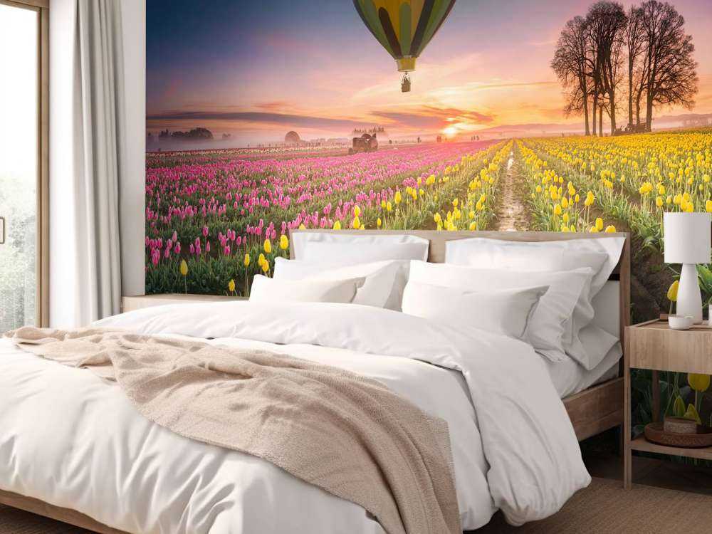 Campo di tulipani rosa e gialli