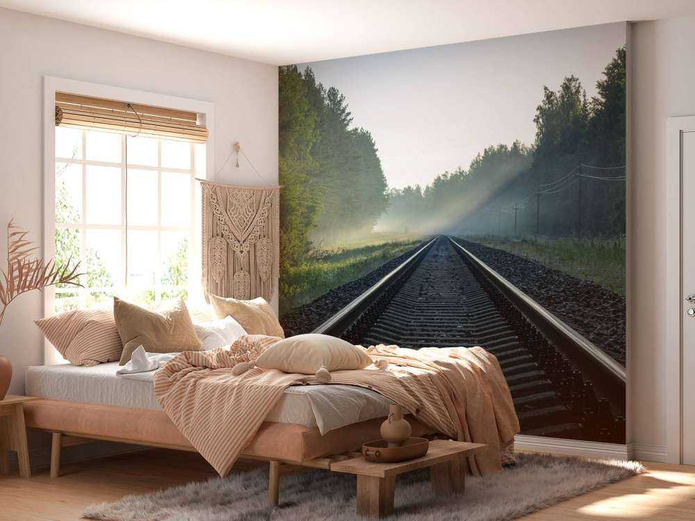 Binari del treno attraverso la foresta