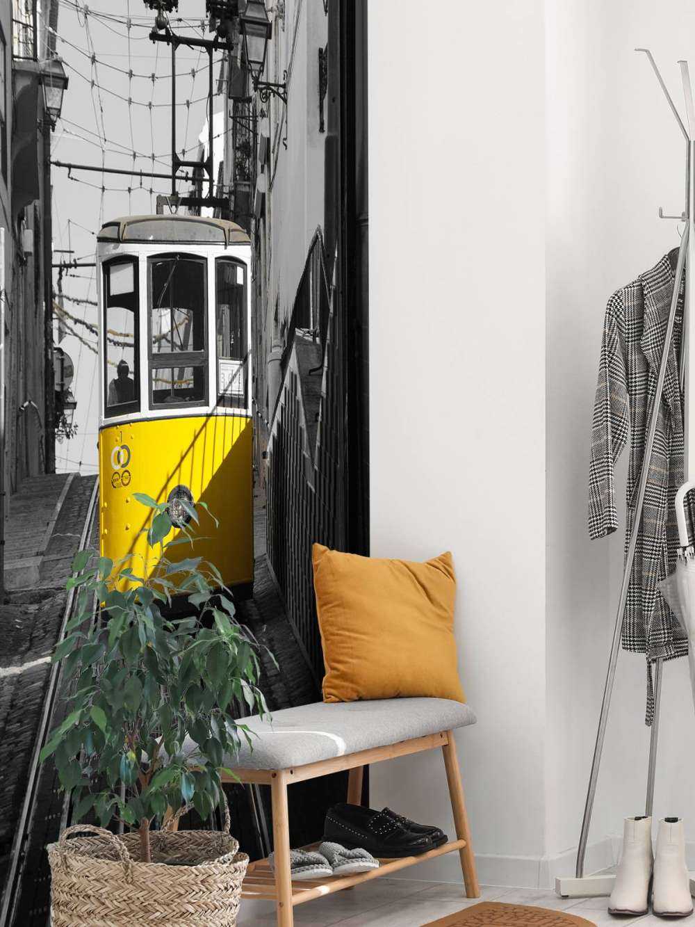 Tram nero bianco giallo