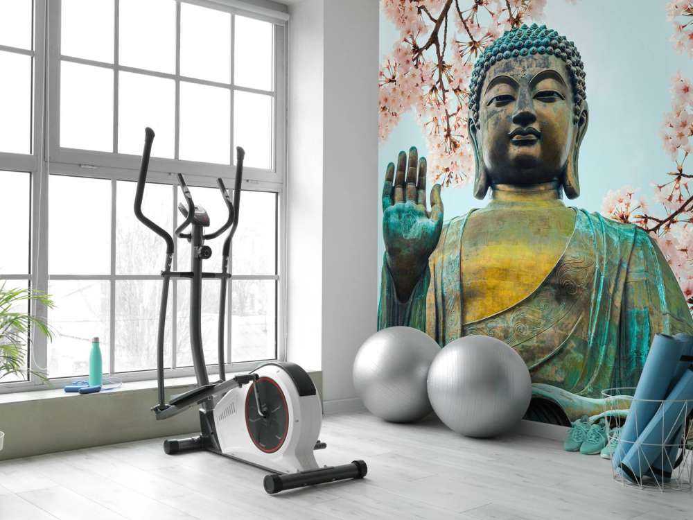 Buddha circondato da fiori di ciliegio