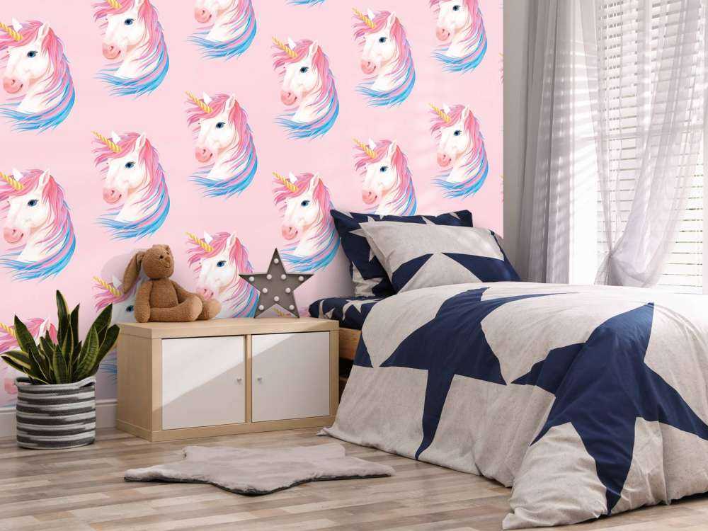 Unicorno bianco con corno dorato