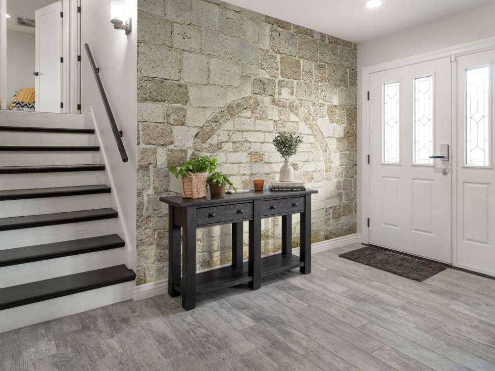 Vecchio muro di pietra con arco