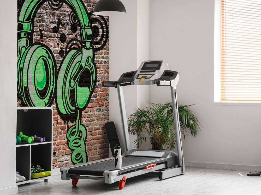 Graffiti su un vecchio muro di mattoni