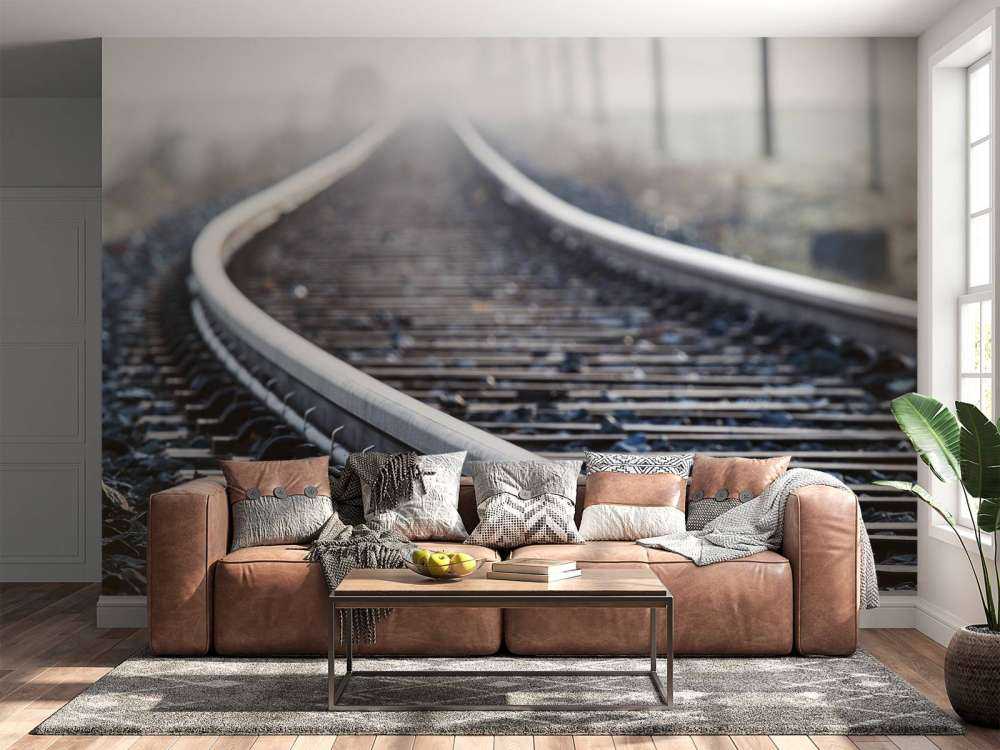 Binario del treno nella nebbia del mattino