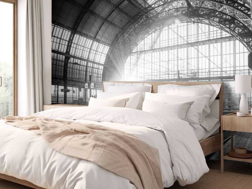 L'alba su una stazione in bianco e nero