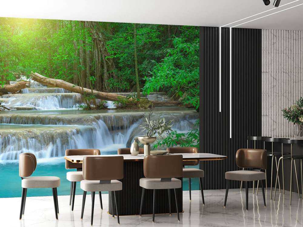 Ampia cascata nella foresta