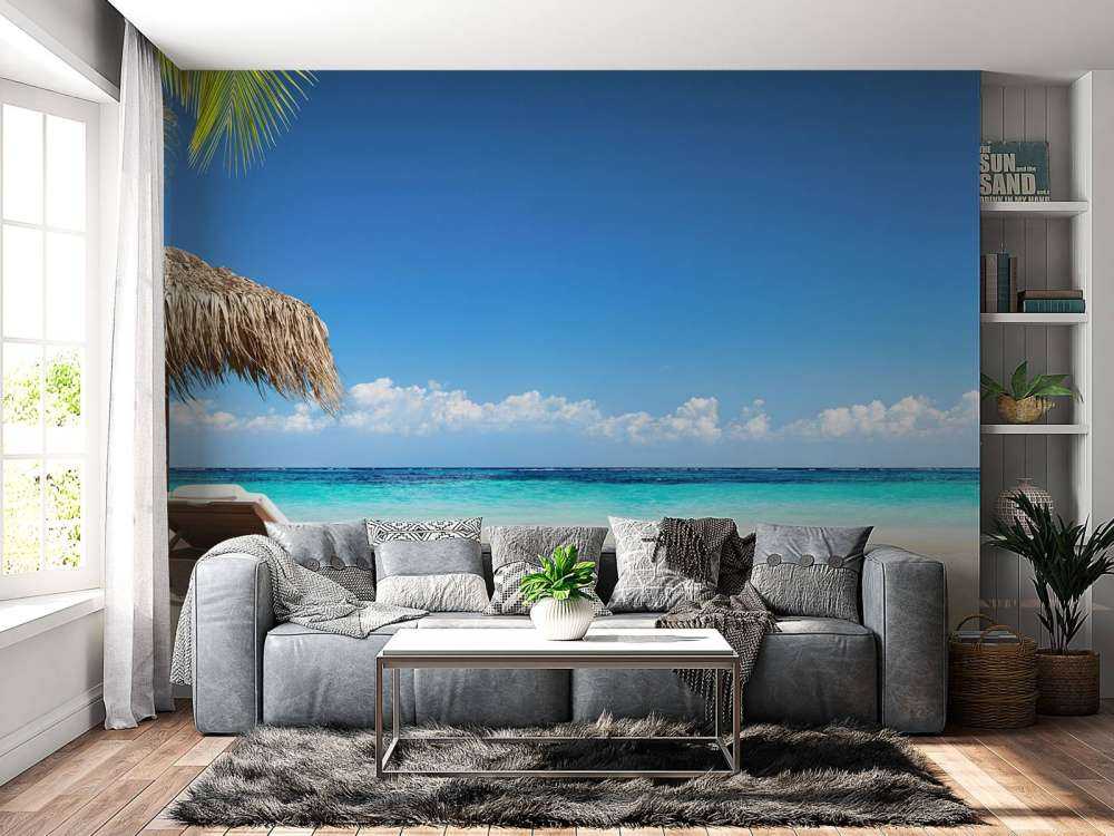 Sedie e ombrellone sulla spiaggia tropicale