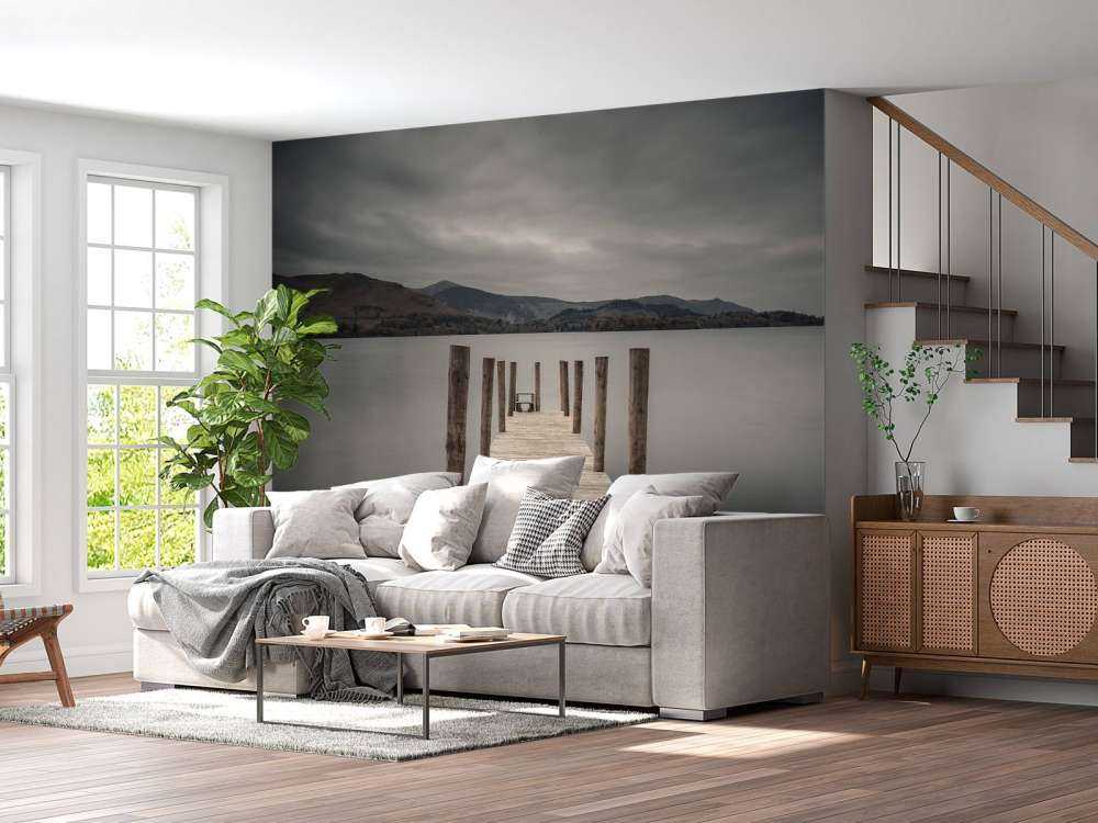 Pontile su un lago tranquillo