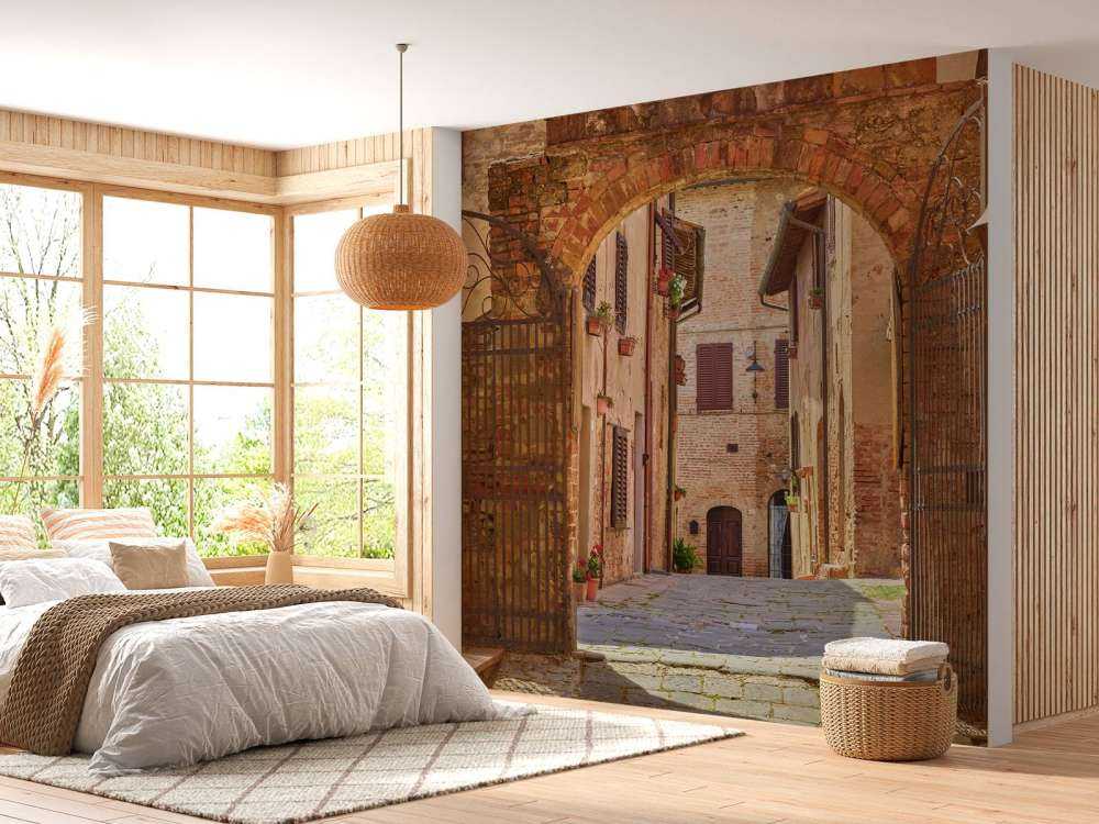 Strada con arco e cancello