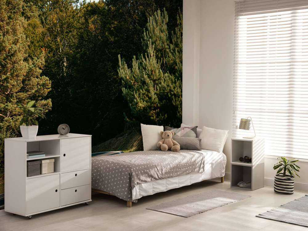 Lamborghini Huracán viola in paesaggio boschivo