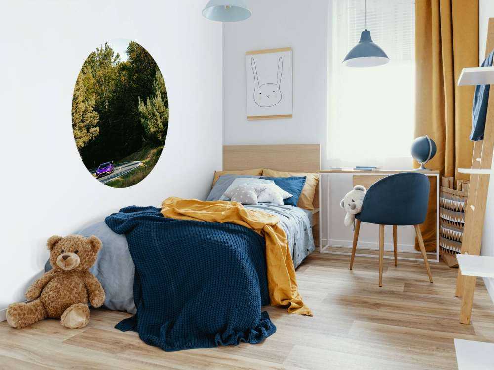 Lamborghini Huracán viola in paesaggio boschivo