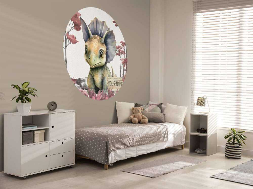 Baby triceratops nella giungla rosa