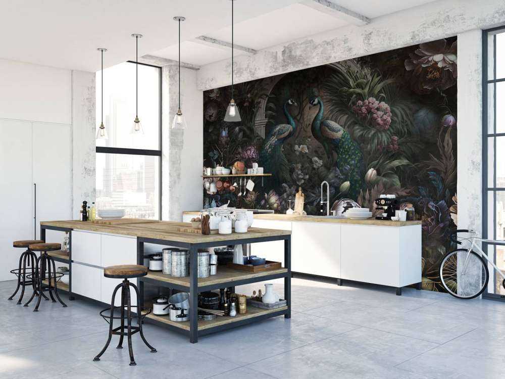 Sussurri di Pavoni nel Giardino Oscuro