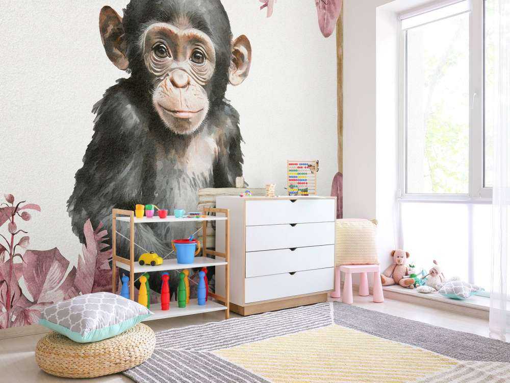 Baby scimpanzé nella giungla rosa