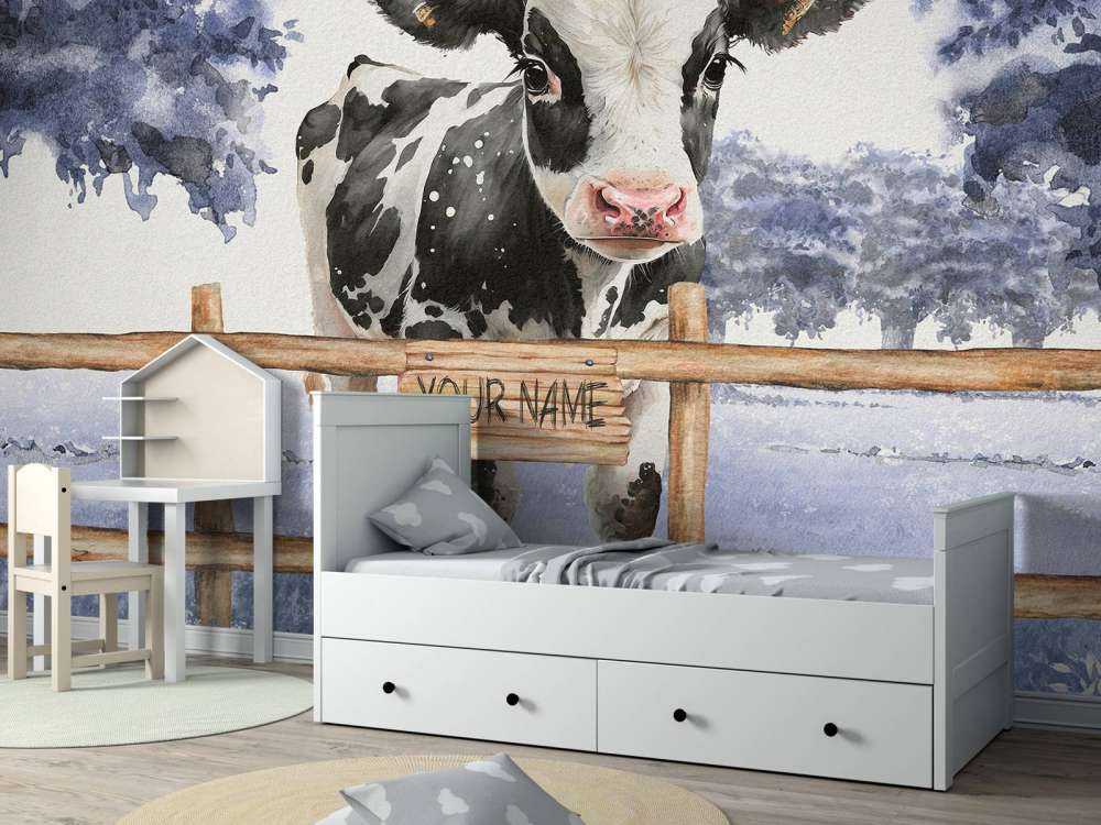 Giovane mucca in un prato blu