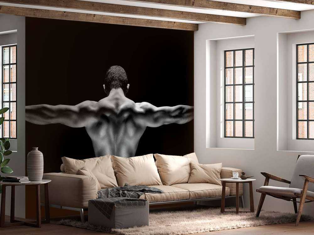 Uomo con le braccia tese