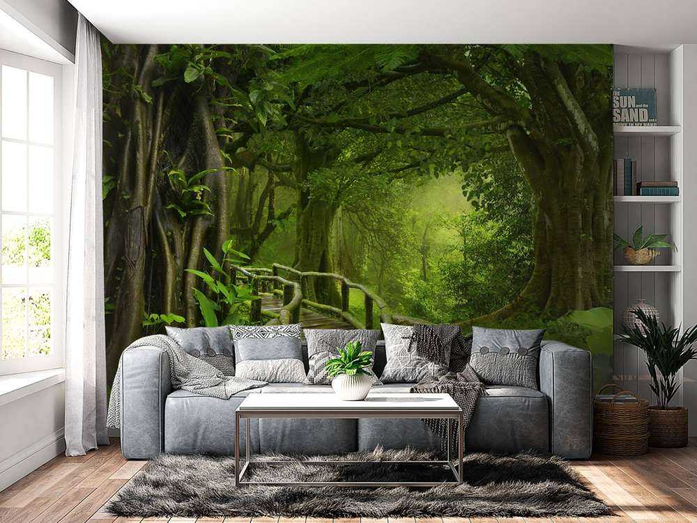 Ponte di legno attraverso una giungla verde