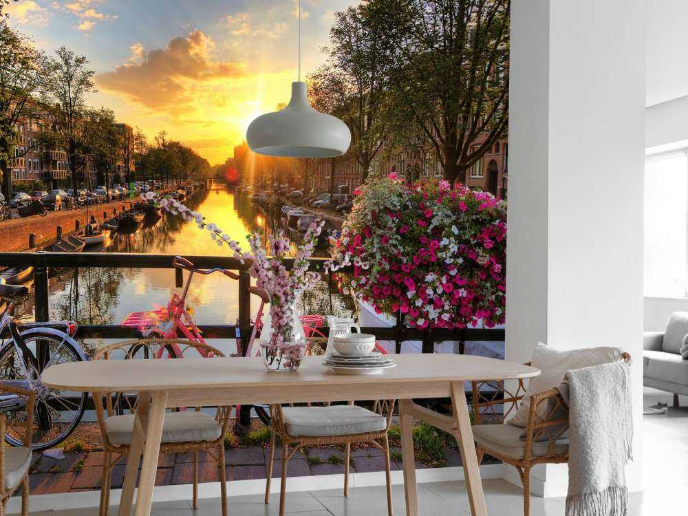 In bicicletta su un ponte con i fiori