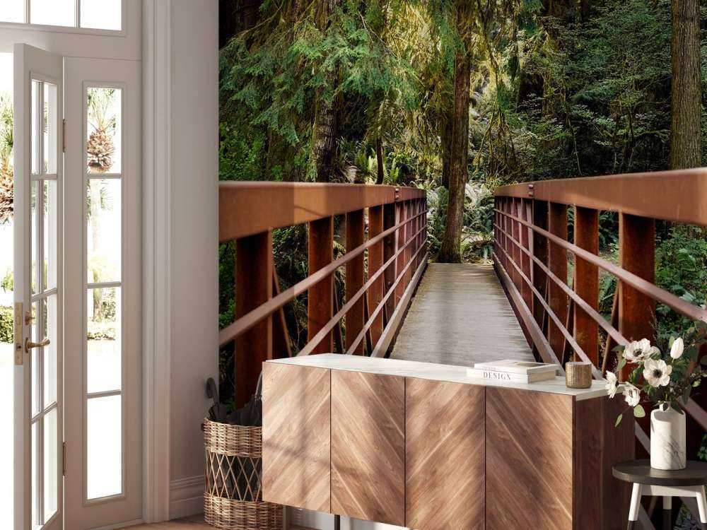 Ponte arrugginito nella foresta 