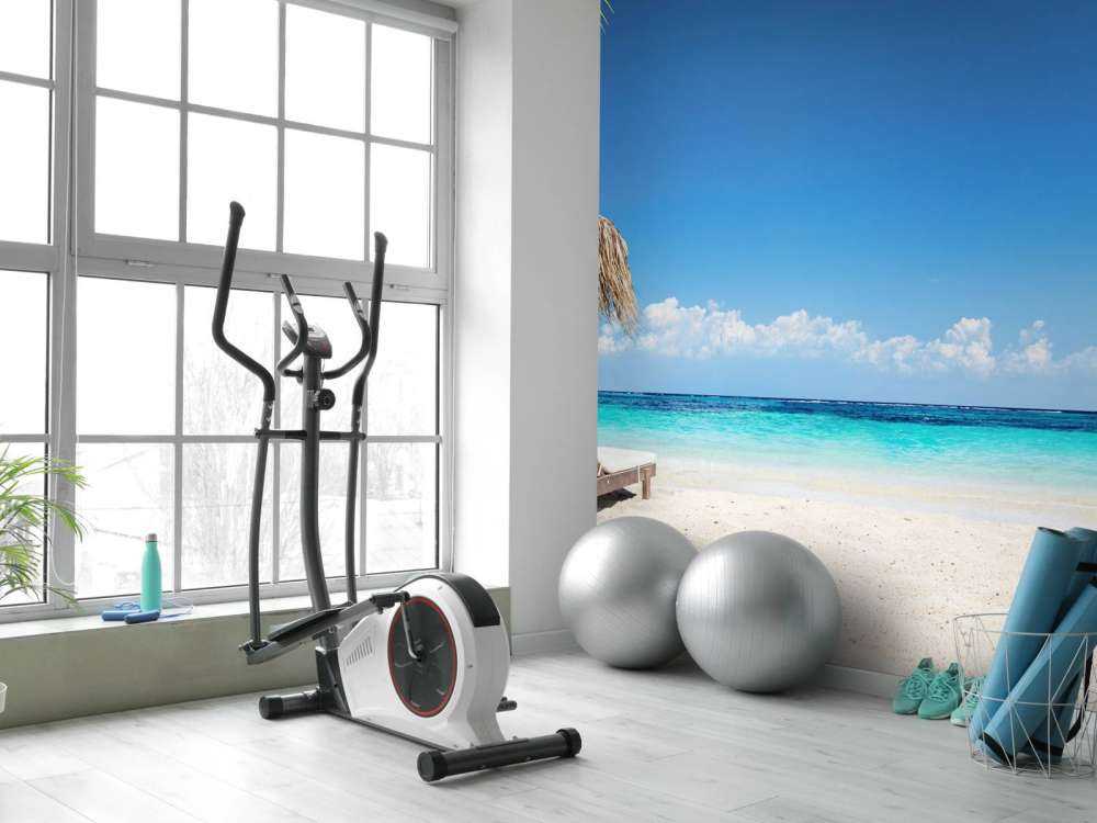 Sedie e ombrellone sulla spiaggia tropicale