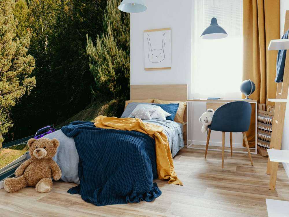 Lamborghini Huracán viola in paesaggio boschivo