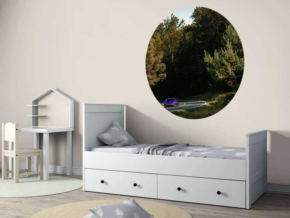 Lamborghini Huracán viola in paesaggio boschivo