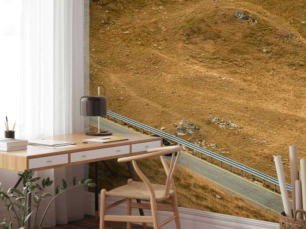 Audi R8 su una solitaria strada di montagna