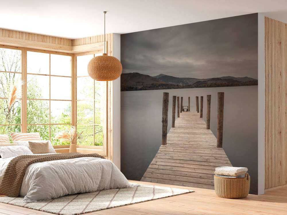 Pontile su un lago tranquillo