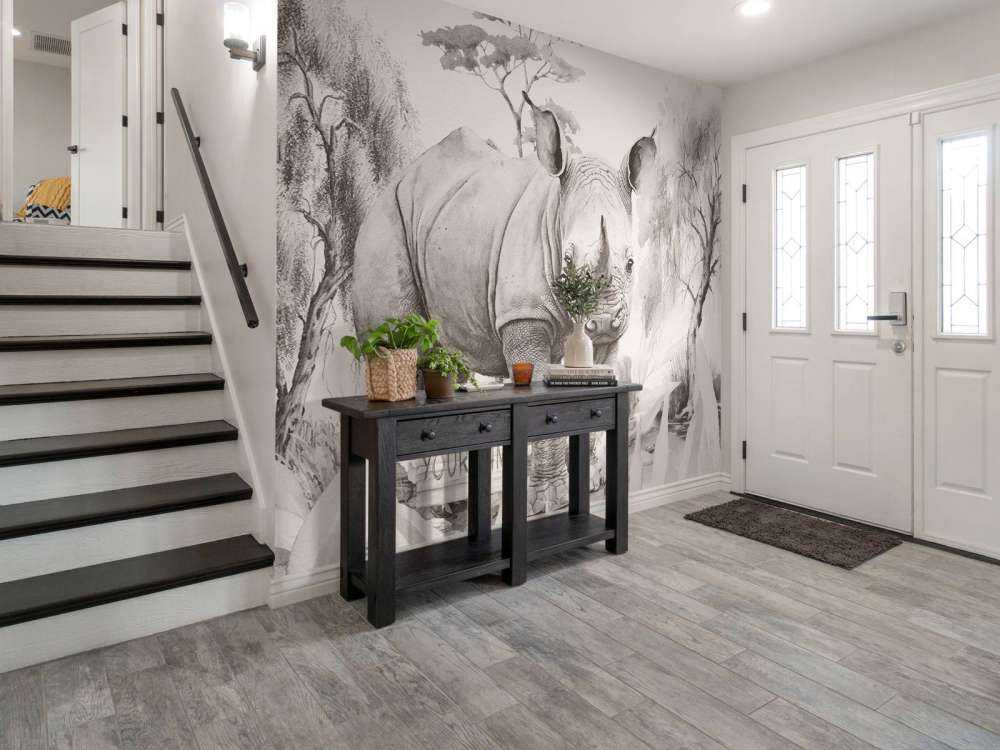 Piccolo rinoceronte nella savana beige