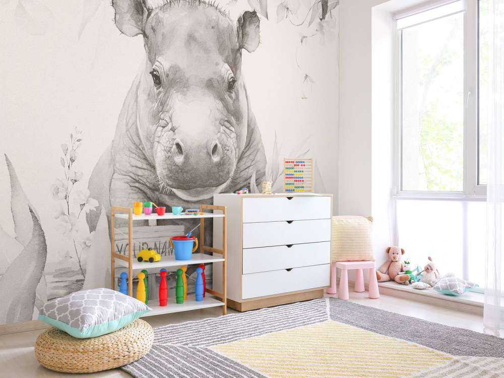 Baby ippopotamo nella giungla beige