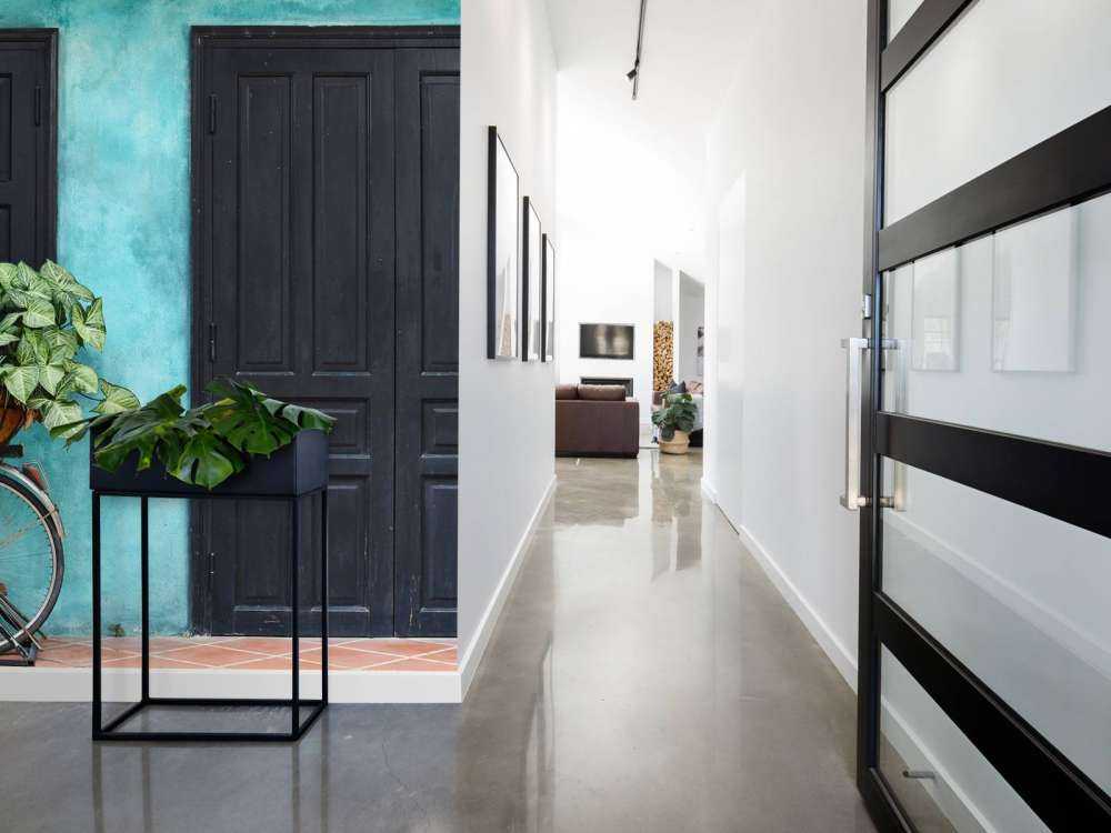 Vecchia bicicletta vicino a una casa